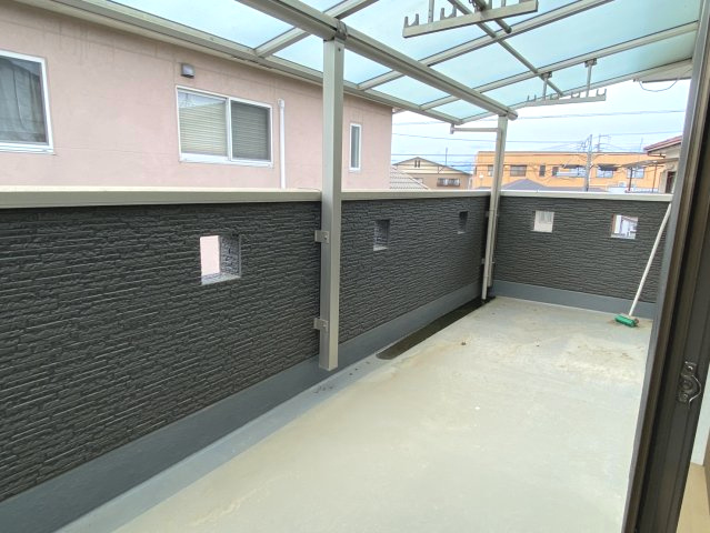 西条市大町　中古住宅のバルコニー|南向きで陽当たり良好なバルコニー。18畳超のリビングから繋がる開放感があり、お洗濯物も太陽の光をたっぷり浴びてカラッと乾きます。空の広さを感じながら、日常の中に心地よい風を取り込める大切な場所。