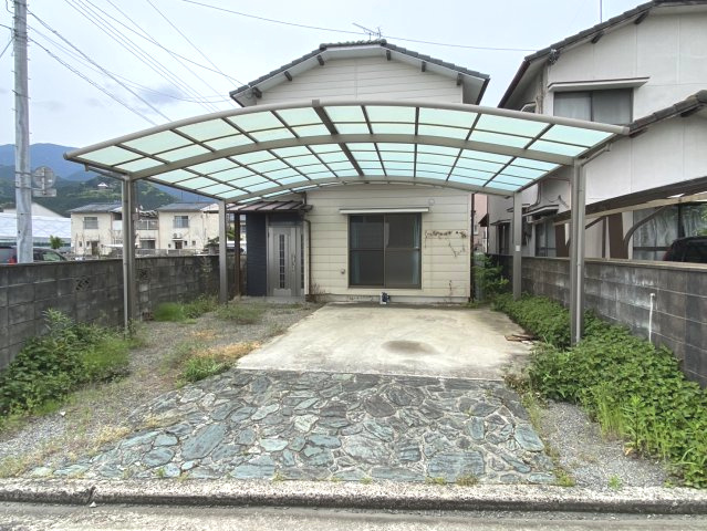 西条市大町　中古住宅の駐車場