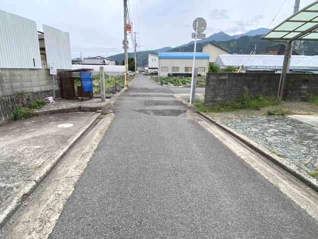 西条市大町　中古住宅の前面道路含む現地写真