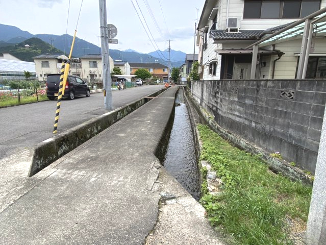 西条市大町　中古住宅の前面道路含む現地写真