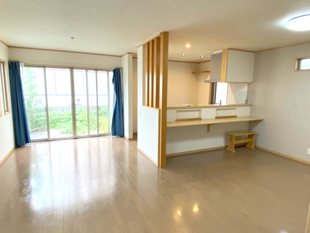 西条市大町　中古住宅の居間・リビング