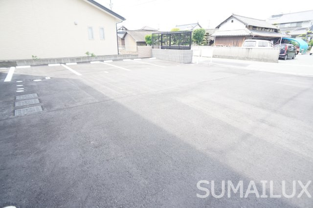 メゾンクレール野口の駐車場