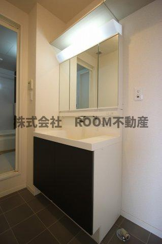 フローリッシュメゾンの独立洗面台|朝の支度にも助かる、独立の洗髪洗面化粧台