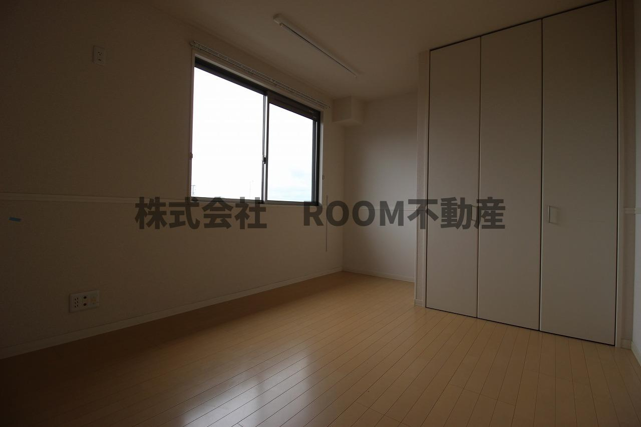 フローリッシュメゾンの寝室|広くて明るい寝室