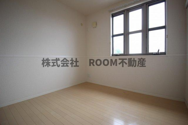 フローリッシュメゾンの寝室|開放的な寝室です