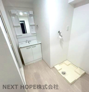 【独立洗面台】 | サンロイヤル南園田 | 新品の洗面化粧台です♪シャワー水栓で使い勝手も良いです！！洗面室内には室内洗濯機置き場もございます！！