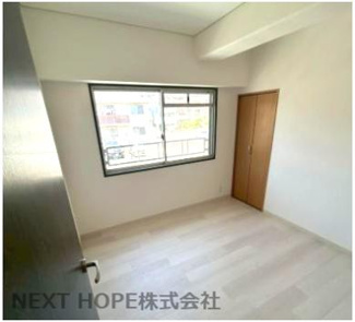 【洋室】 | サンロイヤル南園田 | 洋室4.5帖です♪真ん中のお部屋ですが、窓も有り、たいへん明るき室内です！！