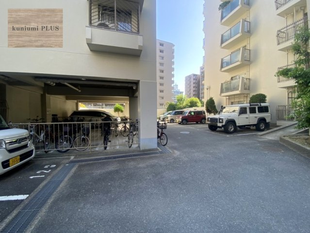 クローバーハイツ森小路1号棟の駐車場