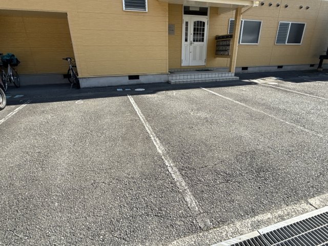 フェリーチェ青山の駐車場