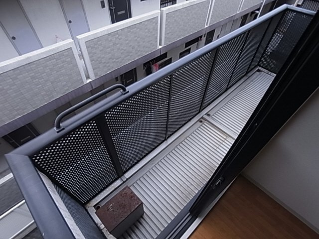 神戸市長田区大丸町１丁目のアパートのバルコニー