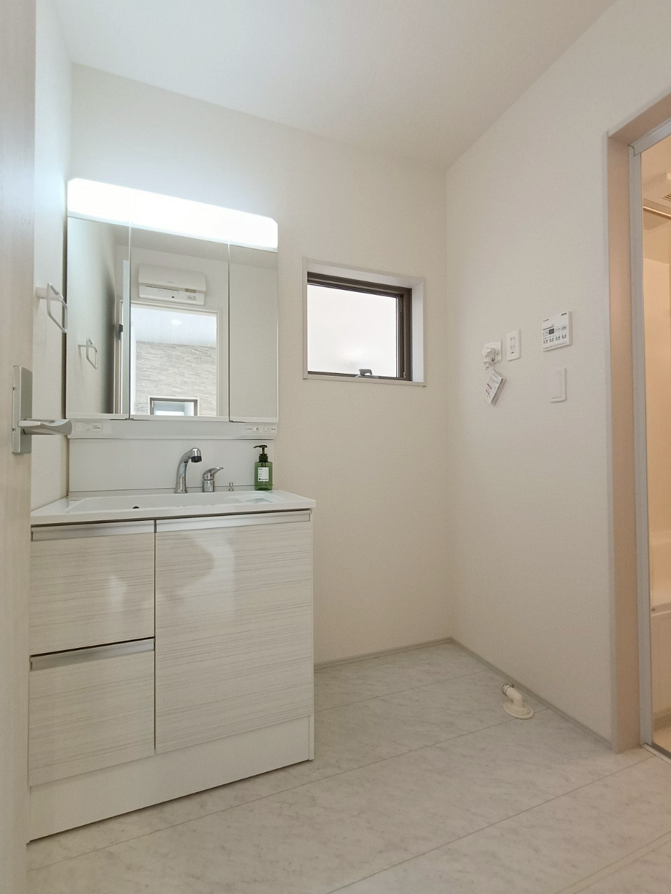 八潮市　伊草1丁目　新築戸建　　全1棟の洗面所|スペースが確保できる洗面所です