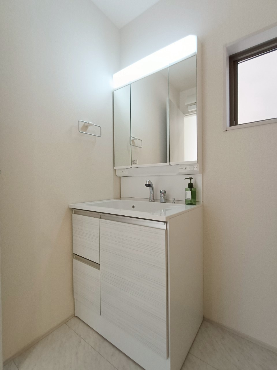 八潮市　伊草1丁目　新築戸建　　全1棟の洗面所|明るい洗面所です