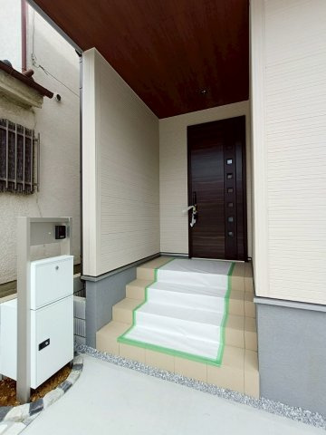 八潮市　伊草1丁目　新築戸建　　全1棟の玄関|明るい玄関です