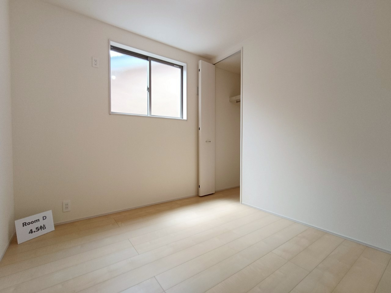 八潮市　伊草1丁目　新築戸建　　全1棟の洋室|明るい洋室です