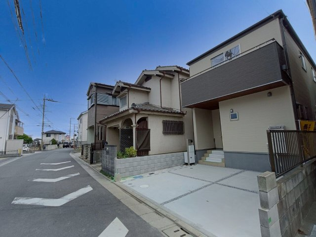 八潮市　伊草1丁目　新築戸建　　全1棟の前面道路含む現地写真|前面道路含む現地写真です