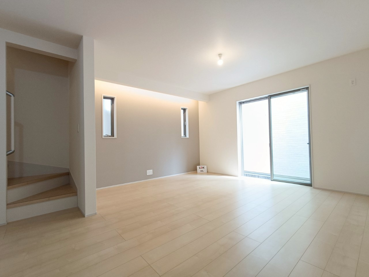 八潮市　伊草1丁目　新築戸建　　全1棟の居間・リビング|おしゃれなリビングです