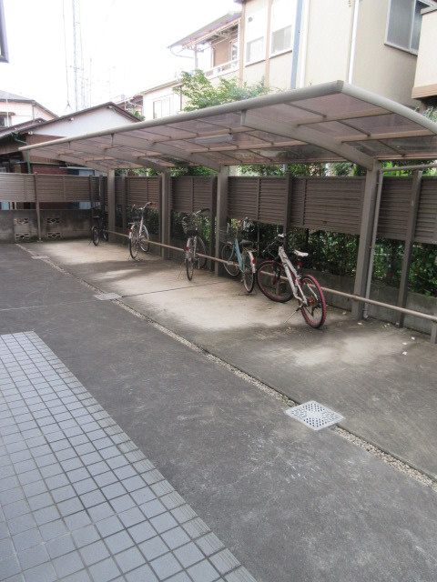 Ｌｉｂｅｒｔｙ　Ｍａｉｓｏｎのその他共用部分|屋根付き駐輪場完備