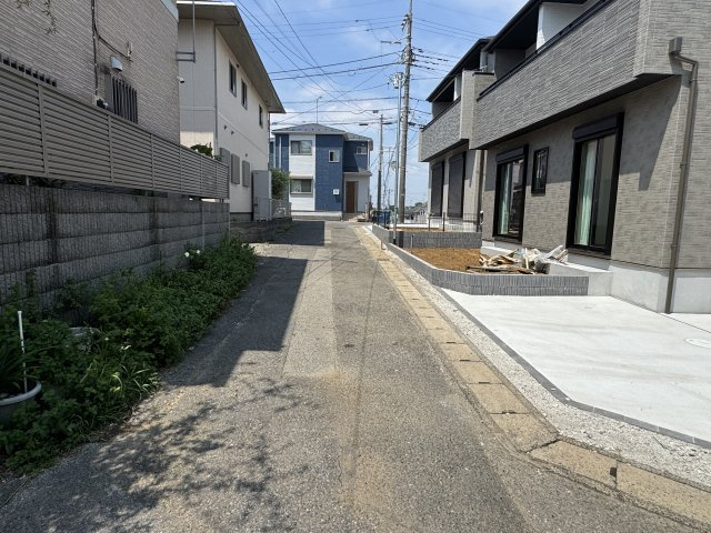 松戸市八ケ崎１丁目新築戸建（八ヶ崎１丁目Ⅲ）の前面道路含む現地写真|南側前面道路