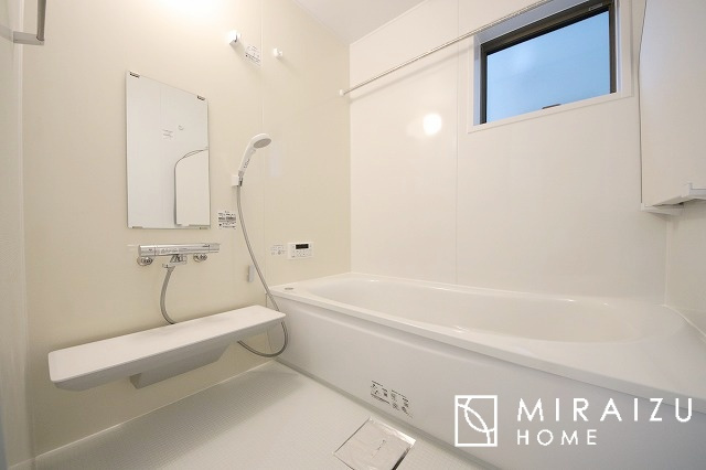 【浴室】 | お子さんとわいわいと楽しいバスタイムもよし、一人でゆったりと入るのもよし、浴室換気乾燥機付きのユニットバス。お洗濯物を干せるだけでなく、カビ防止にもなります。