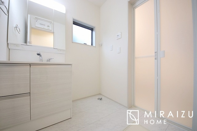 【独立洗面台】 | 洗濯機置き場、脱衣スペースもしっかりと確保されている洗面室。
水回りが集結した間取りなので、お料理やお洗濯物、お掃除の同時進行も可能です。