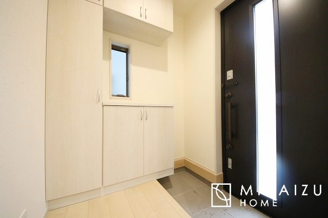 【玄関】 | 永く住むからこそシンプルで飽きのこないデザインに。ただいま、おかえりの温かな声が聞こえる玄関。