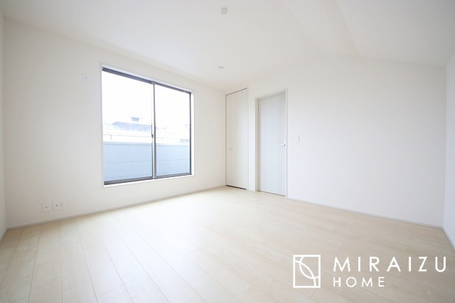 【洋室】 | 安全性に配慮した手すり、清潔感や明るい陽光を取り入れてくれる窓がある階段。LED照明付きでお財布にもやさしいつくり。