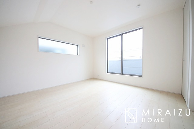 【寝室】 | 日当たりの良いお家は嬉しいですよね。それぞれ価値観が分かれる箇所です、実際に内覧して日当たりの心地よさをご体感下さいね♪