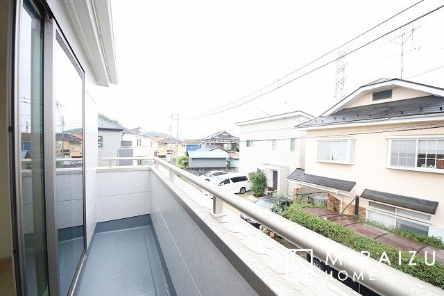 【バルコニー】 | プライバシー性と開放感を高める住環境。陽当たりの良い開かれたロケーションを活かし、心地よい暮らしをプランニング