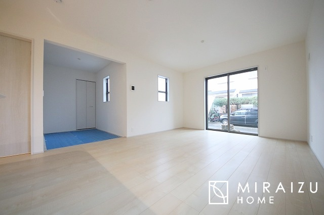 【居間・リビング】 | 食事を取るスペースもリラックスしてくつろげるスペースもお子さんが勉強するスペースも兼ね備えたリビングダイニング。