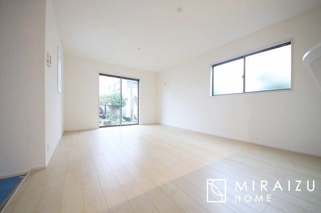 【居間・リビング】 | 窓が多いと温かな太陽の光と心地いい風が室内へと入ります。家族が集まるリビングは明るく過ごしやすいつくりです。窓が多いお家は住みやすい証です。