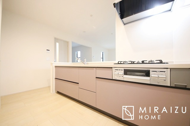 【キッチン】 | 収納に様々な工夫がされていて出しやすく片付けやすい、散らかりにくいキッチンになっています！人工大理石の天板や深型シンクなど、デザイン性と機能性を兼ね備えているので見せたいキッチンになっています。