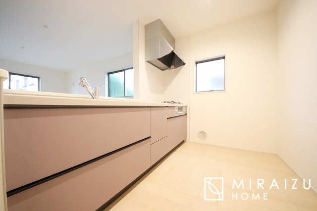 【キッチン】 | 広々としたキッチンは大きな深型シンク、3口コンロ、換気扇、大きなお鍋から小物まで取り出しやすさを考えられた引き出し収納の付いたシステムキッチンです。