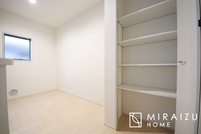 【キッチン】 | 収納力と機能性を備えたシステムキッチン。圧力鍋や大きなフライパンなどの調理器具から調味料など幅広く収納し、お料理のしやすいつくりになっています。