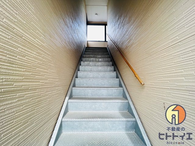 松福園八番館のエントランス|階段です