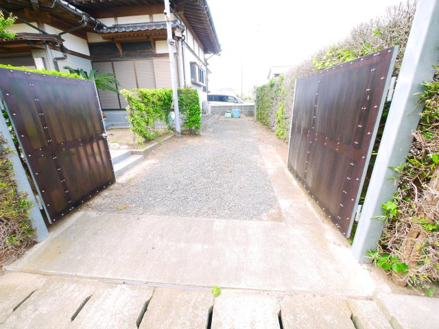 山武郡横芝光町北清水　和風平家の駐車場|平成16年6月築 2LDK和風平家スーパータイヨービックハウス徒歩約10分建物未登記 前面水道管あり
