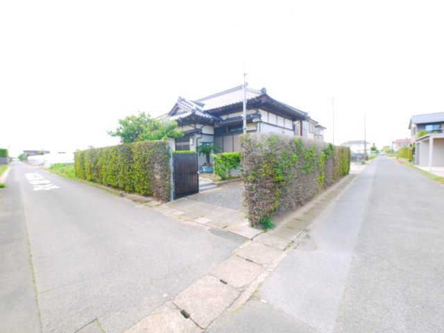 山武郡横芝光町北清水　和風平家の前面道路含む現地写真|平成16年6月築 2LDK和風平家スーパータイヨービックハウス徒歩約10分建物未登記 前面水道管あり