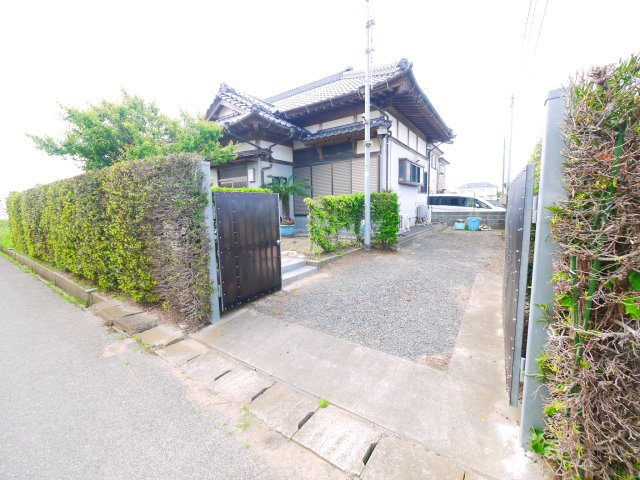 山武郡横芝光町北清水　和風平家の駐車場|平成16年6月築 2LDK和風平家スーパータイヨービックハウス徒歩約10分建物未登記 前面水道管あり