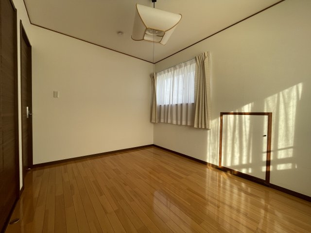 中古戸建　須賀川市向陽町　4SLDKの洋室|屋根裏収納の入り口はこちらです。