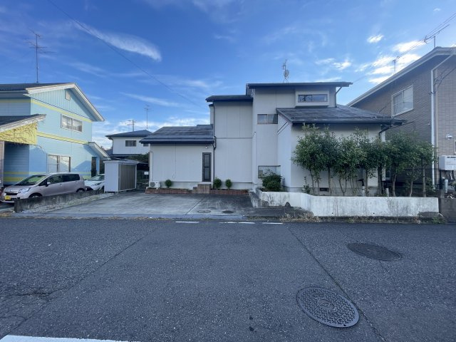 中古戸建　須賀川市向陽町　4SLDKの外観|駐車しやすい駐車場です。
普通車３台駐車可能