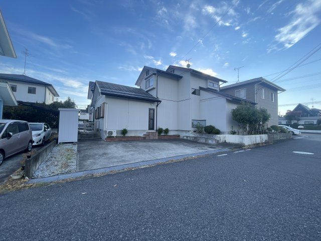 中古戸建　須賀川市向陽町　4SLDKの前面道路含む現地写真|前面道路も６mと広々です。