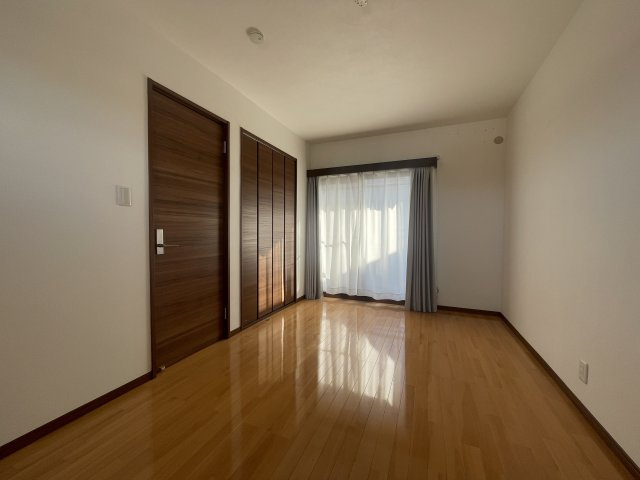 中古戸建　須賀川市向陽町　4SLDKの洋室|収納のある明るい洋室