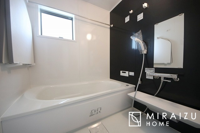 【浴室】 | お子さんとわいわいと楽しいバスタイムもよし、一人でゆったりと入るのもよし、浴室換気乾燥機付きのユニットバス。お洗濯物を干せるだけでなく、カビ防止にもなります。