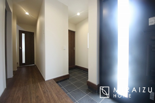 【玄関】 | 永く住むからこそシンプルで飽きのこないデザインに。ただいま、おかえりの温かな声が聞こえる玄関。