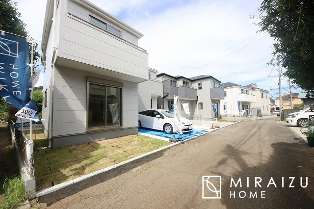 【玄関】 | 安全性に配慮した手すり、清潔感や明るい陽光を取り入れてくれる窓がある階段。LED照明付きでお財布にもやさしいつくり。