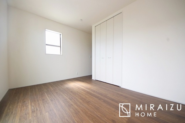 【洋室】 | 日当たりの良いお家は嬉しいですよね。それぞれ価値観が分かれる箇所です、実際に内覧して日当たりの心地よさをご体感下さいね♪