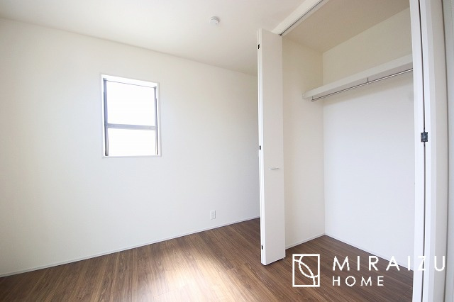 【洋室】 | 日当たりの良いお家は嬉しいですよね。それぞれ価値観が分かれる箇所です、実際に内覧して日当たりの心地よさをご体感下さいね♪