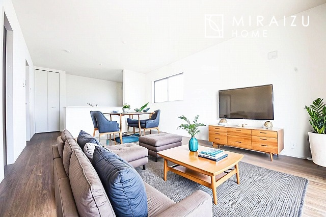 【居間・リビング】 | ※実際の写真に家具等を配置したイメージ画像です。食事を取るスペースもリラックスしてくつろげるスペースもお子さんが勉強するスペースも兼ね備えたリビングダイニング。