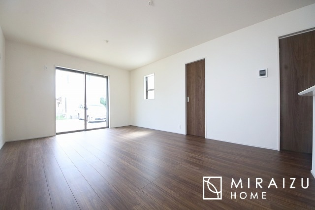 【居間・リビング】 | お子さんが宿題をしたり、ちょっとした作業もできる、家族みんながそれぞれの時間を過ごせるリビングです。