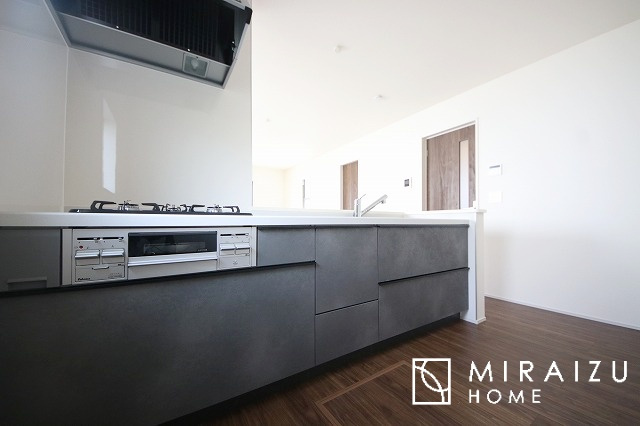 【キッチン】 | 収納に様々な工夫がされていて出しやすく片付けやすい、散らかりにくいキッチンになっています！人工大理石の天板や深型シンクなど、デザイン性と機能性を兼ね備えているので見せたいキッチンになっています。