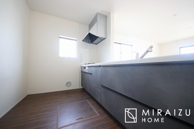 【キッチン】 | 広々としたキッチンは大きな深型シンク、3口コンロ、換気扇、大きなお鍋から小物まで取り出しやすさを考えられた引き出し収納の付いたシステムキッチンです。